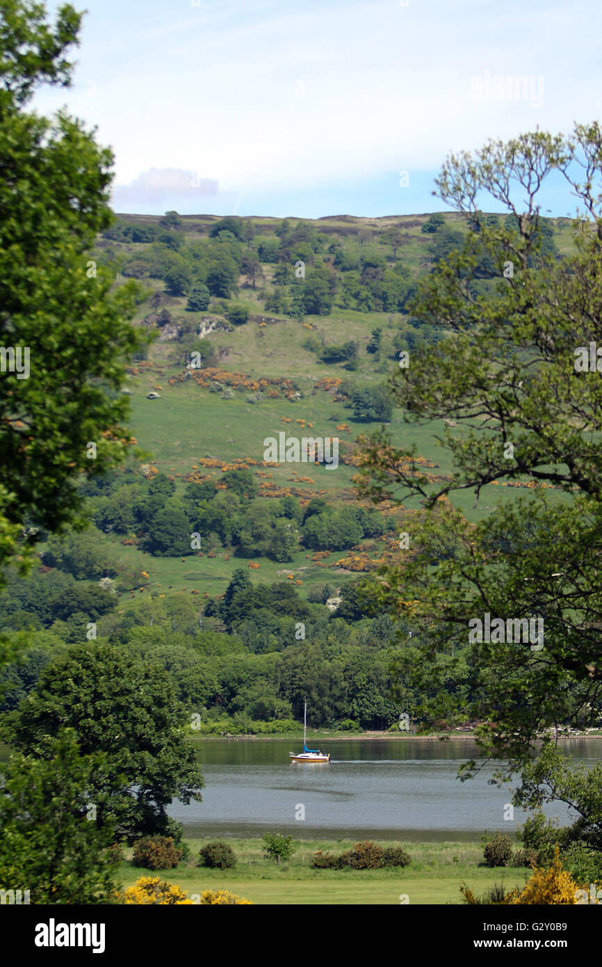 Naviguez avec moi, UN petit bateau navigue sur la rivière Clyde de Glasgow en direction d'Inverclyde avec les collines de Kilpatrick en arrière-plan Banque D'Images
