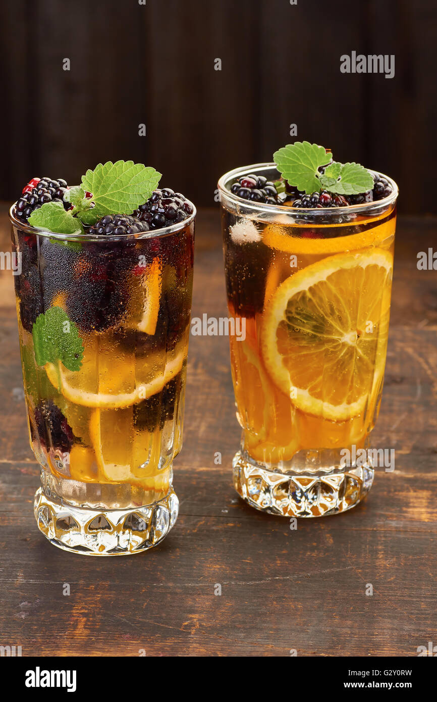 Deux boissons fruits rafraîchissant sur fond de bois Banque D'Images