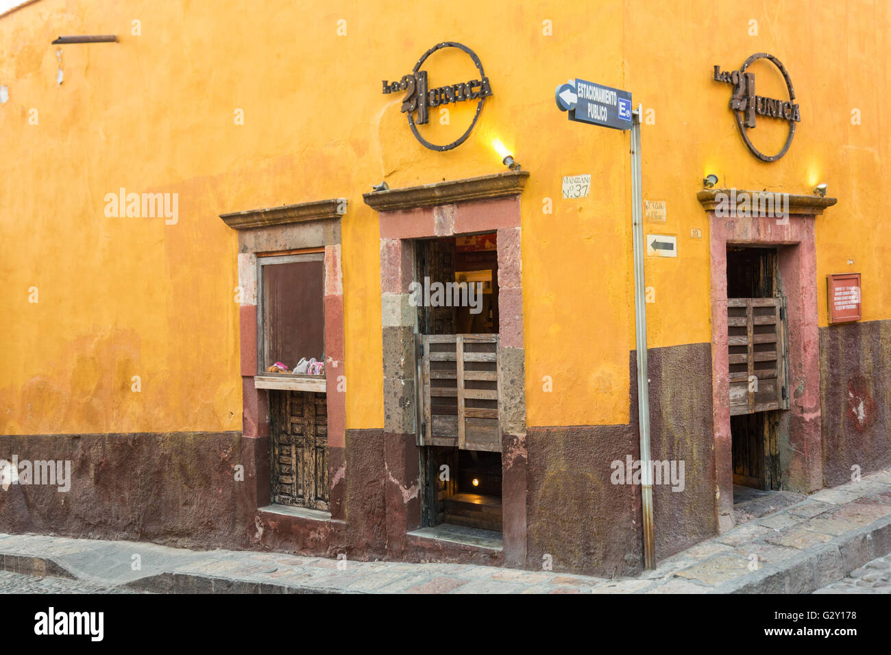Les portes battantes sur une cantina traditionnel à San Miguel de Allende, Mexique. Banque D'Images
