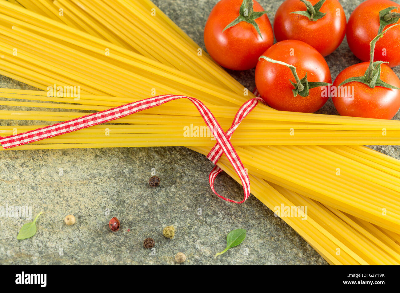 Spaghetti aux légumes pâtes non cuites une table en pierre Banque D'Images