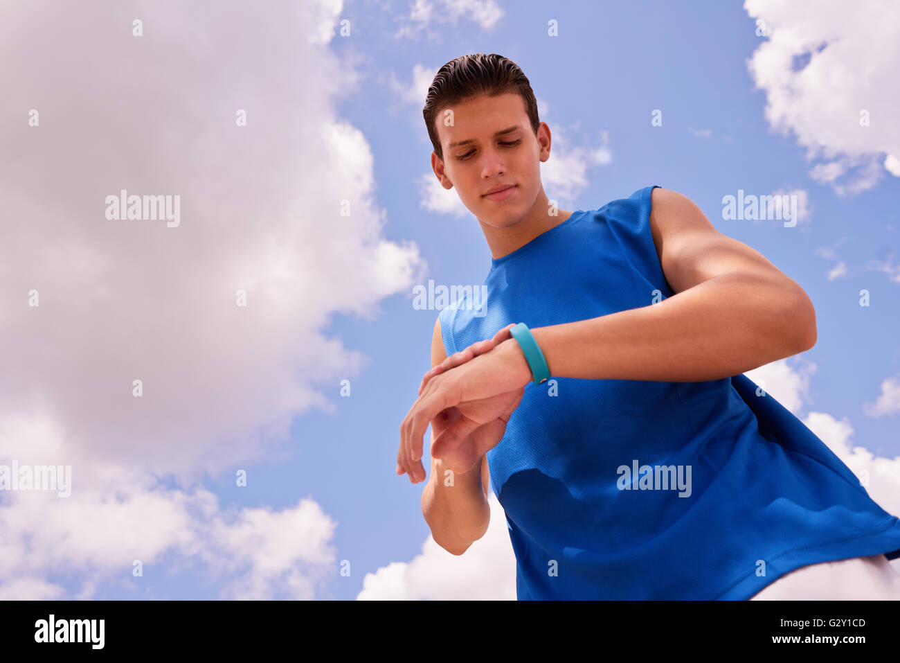Des jeunes faisant du sport, jogging homme runner en utilisant fit watch. Concept de loisirs, santé, loisirs, fitness, lifest Banque D'Images