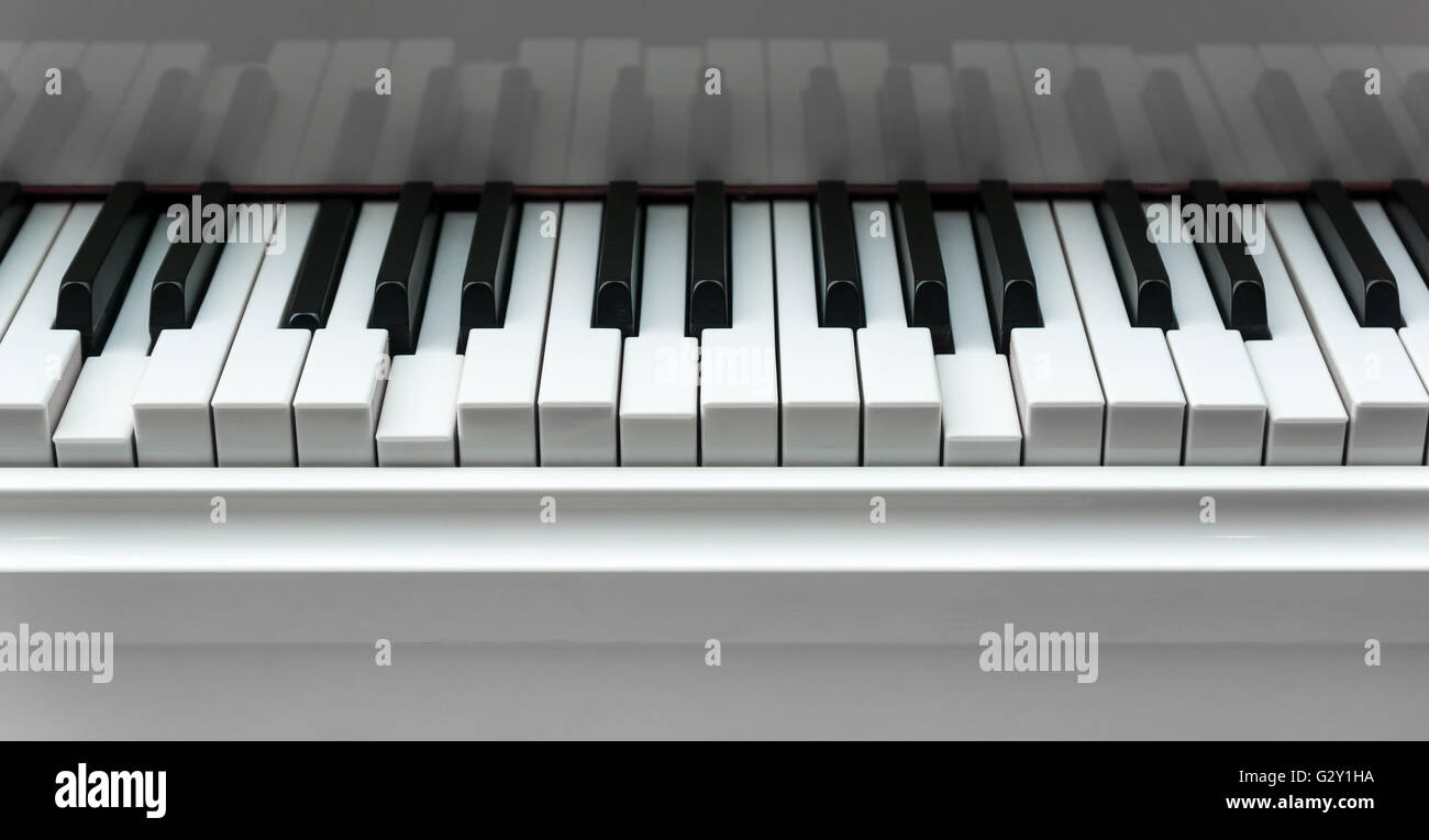 Appuyé sur clavier de piano avec arrière-plan de discussion sélectionné - réduire la profondeur de champ. Banque D'Images