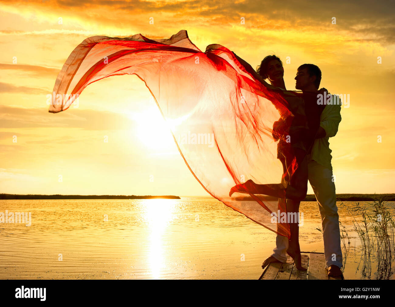 Couple Amoureux Romantique Sur Fond Coucher De Soleil Photo Stock Alamy