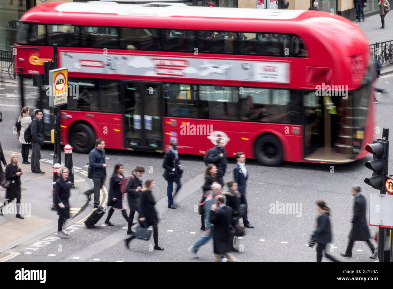 Les bus et les piétons à une occupation de Londres junction Banque D'Images