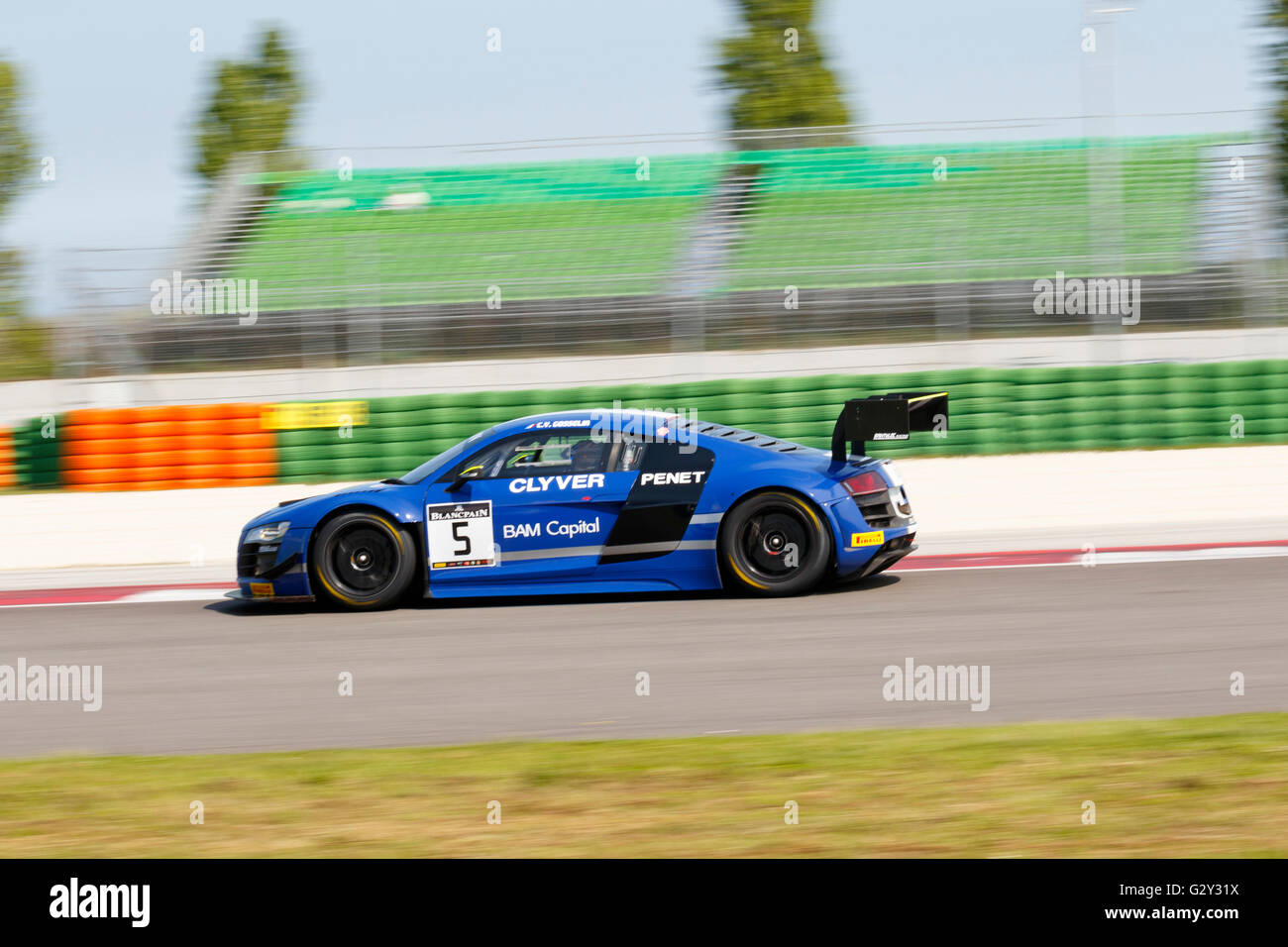 Misano Adriatico, Italie - 10 Avril 2016 : Audi R8 LMS de l'équipe de course ultra Sainteloc, entraîné par Sainteloc et Junior Claude Yves Gosselin, le Blancpain GT Sports Club course de Misano World Circuit. Banque D'Images