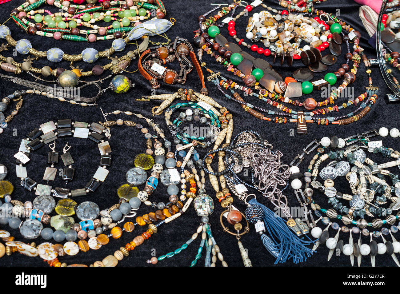 Table avec des colliers artisans bijoux et pierres naturelles à la foire Banque D'Images
