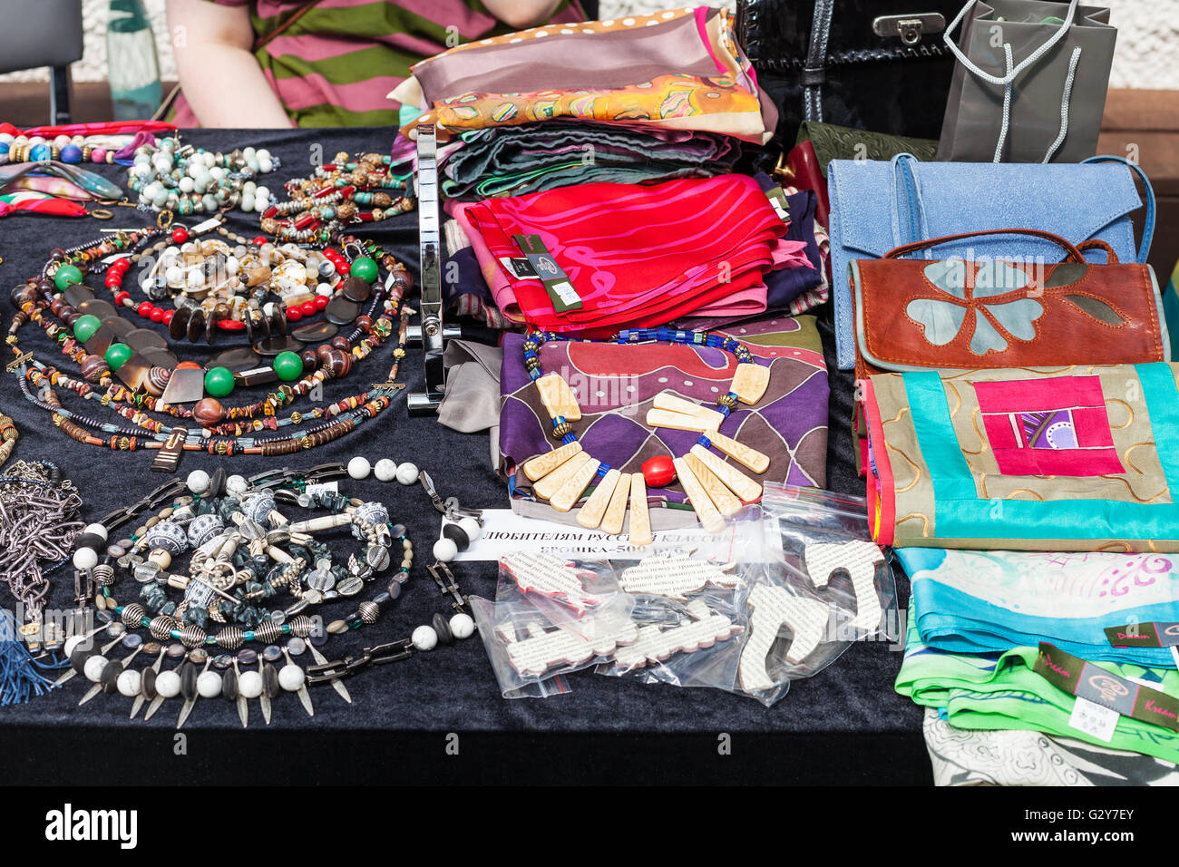 Table avec accessoires, bijoux, sacs, foulards à la foire Banque D'Images