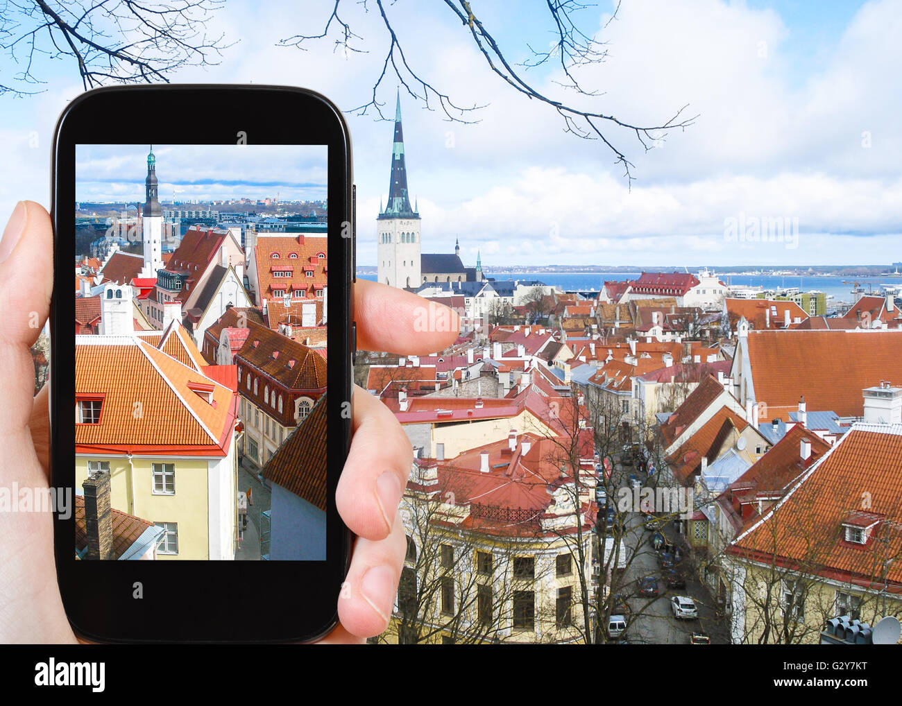 Travel Concept - photographies touristiques Tallinn ville paysage urbain, de l'Estonie sur smartphone Banque D'Images