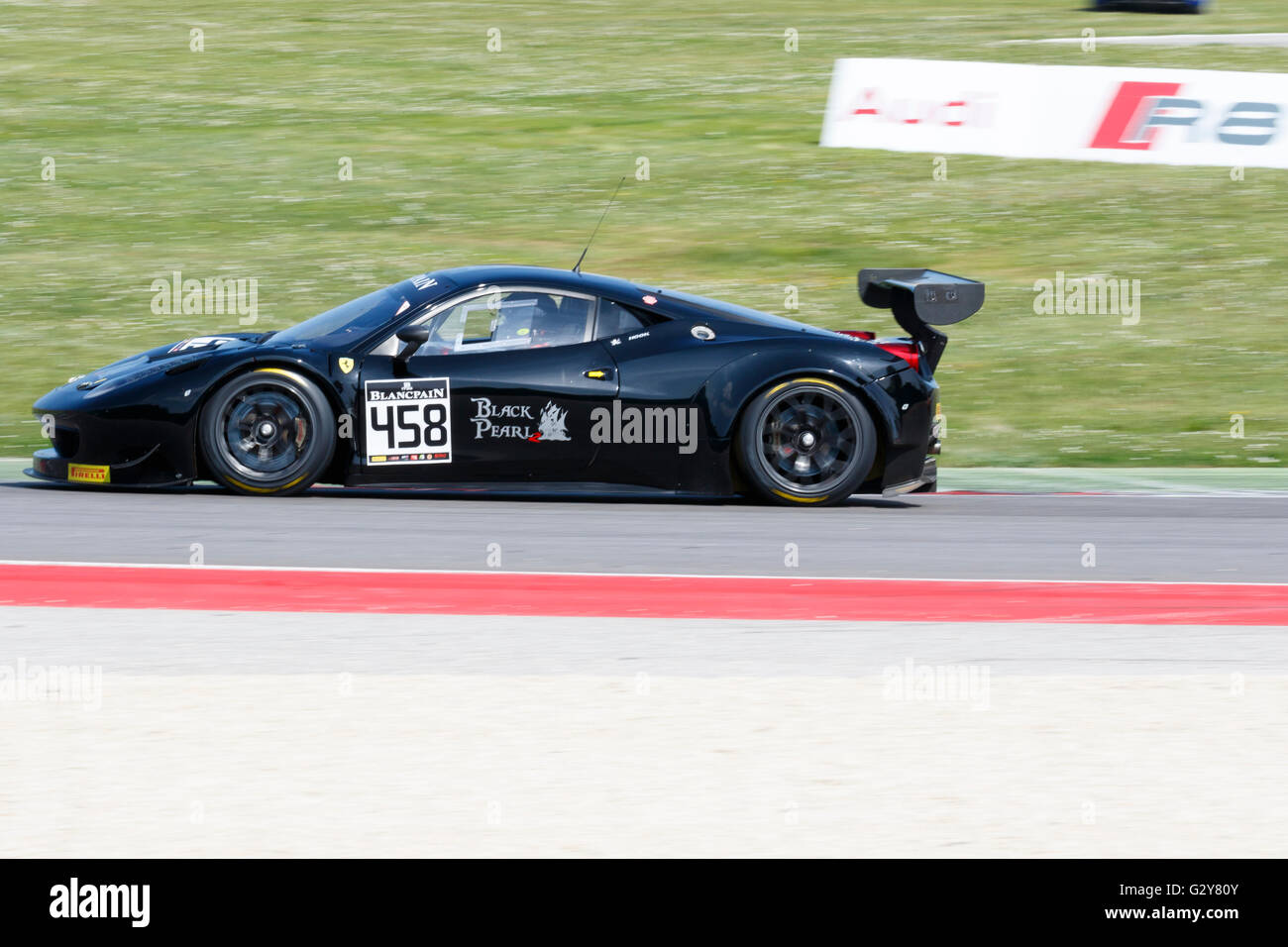 Misano Adriatico, Italie - 10 Avril 2016 : Ferrari 458 Italia GT3 de l'équipe de course Rinaldi, conduit par Christian Hook Banque D'Images
