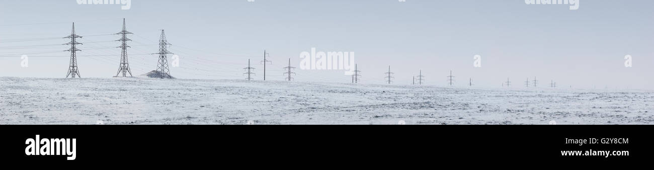 Ligne de transmission à haute tension, la Crimée, la Russie Banque D'Images