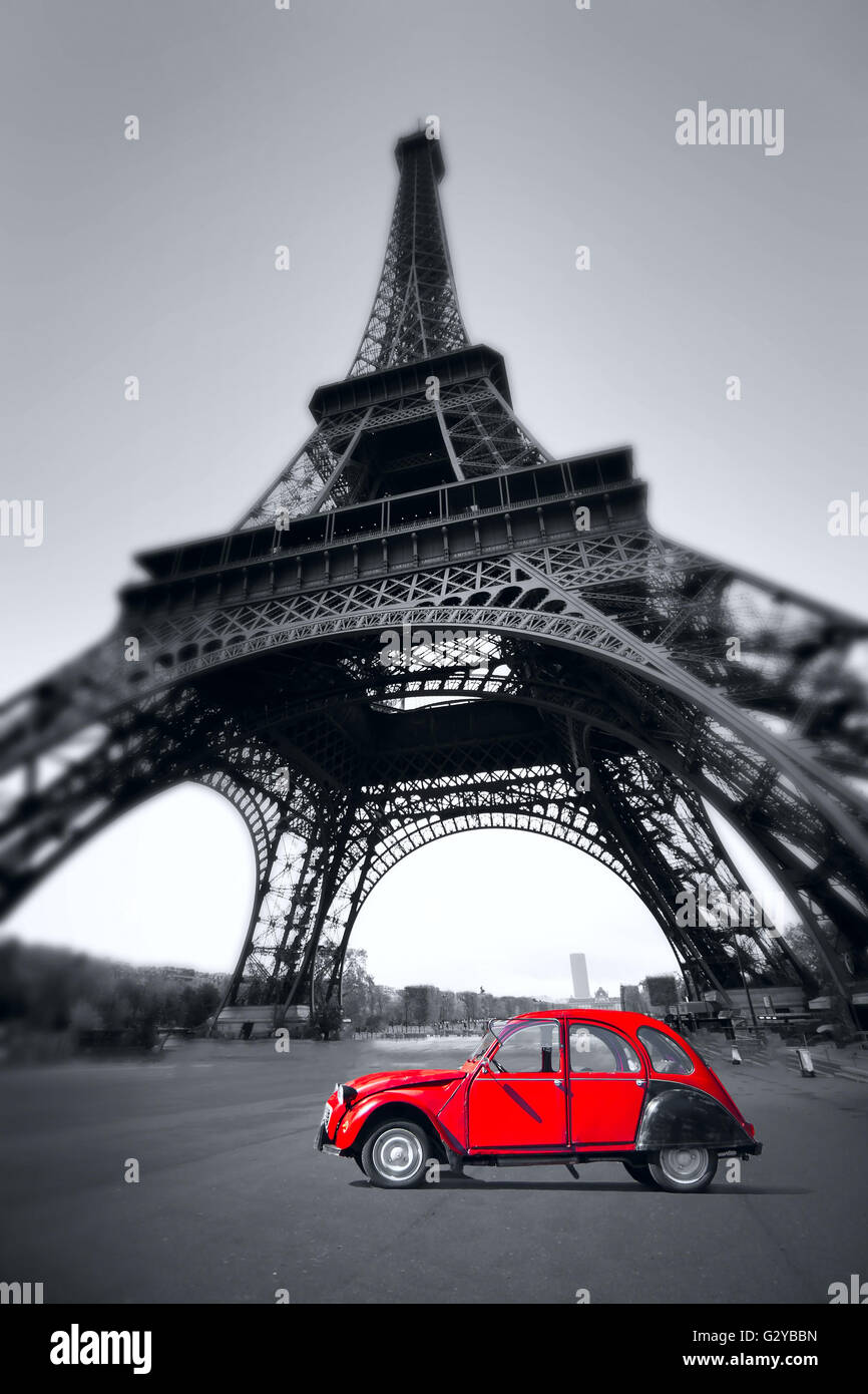 Coucher du soleil d'été vintage voiture rouge se tient sur le Champ de Mars. La Tour Eiffel Banque D'Images