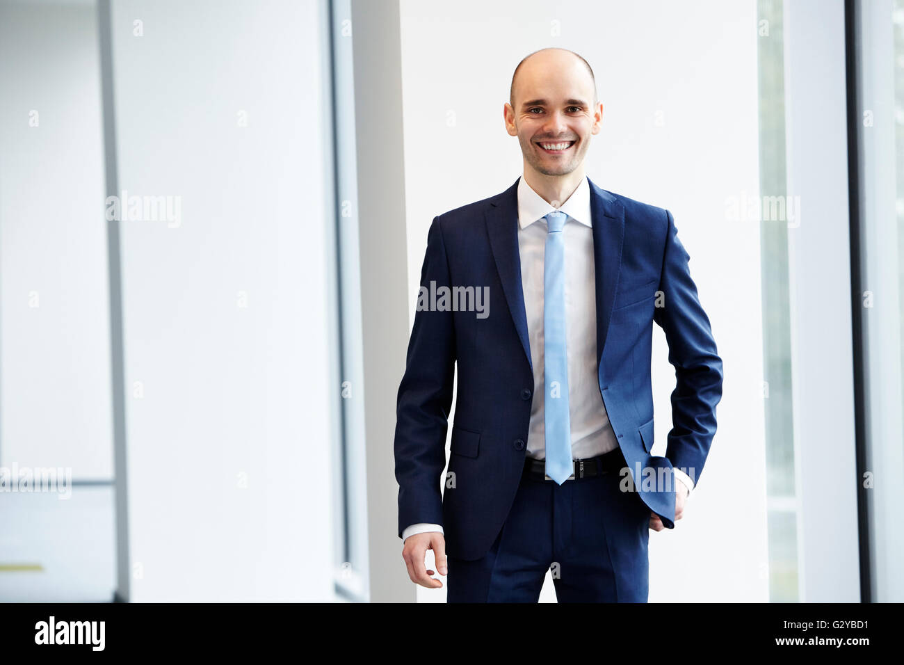Portrait of young Businessman in the office. Fond clair. Banque D'Images