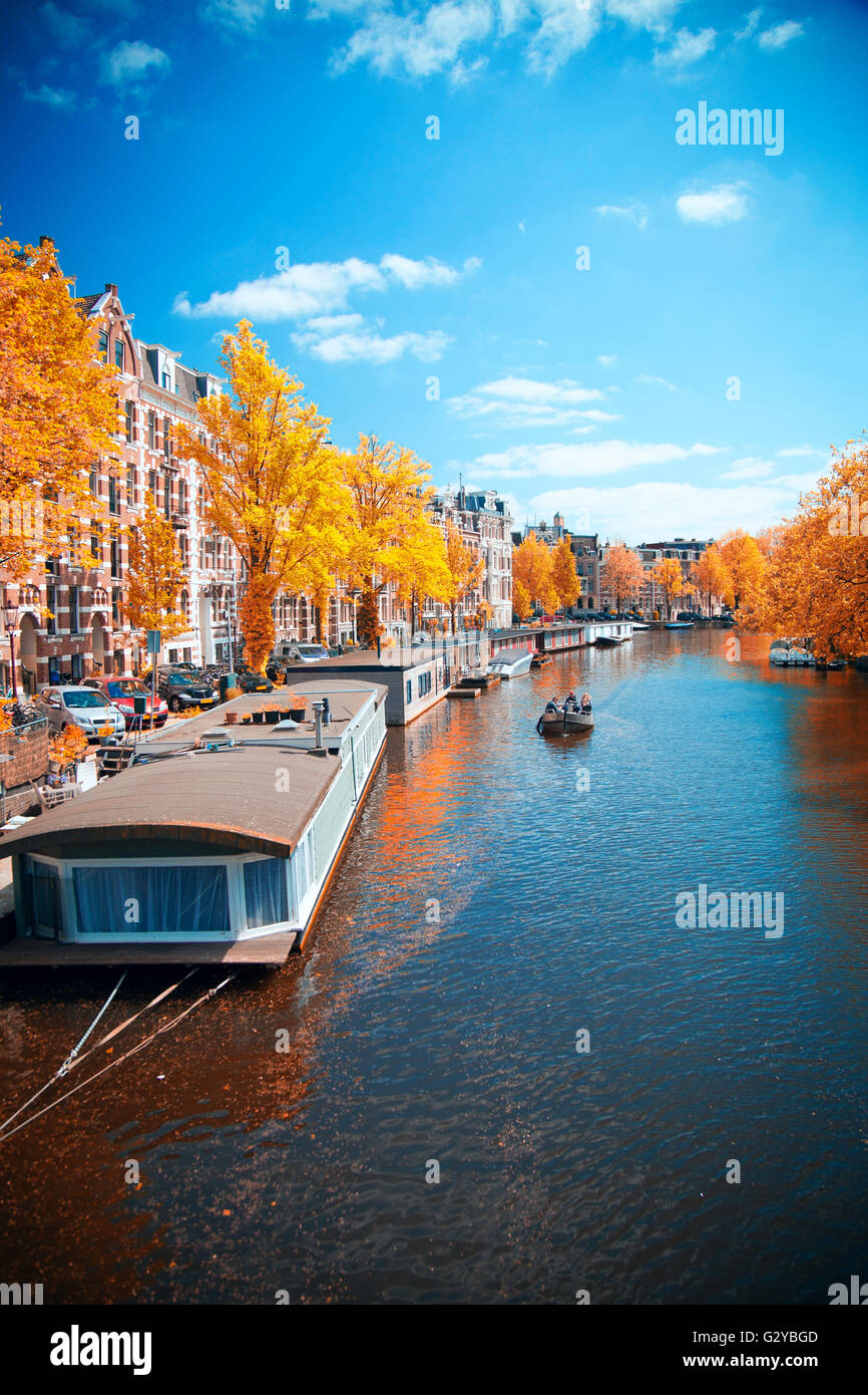 Belle capitale européenne d'Amsterdam dans l'été. anciennes rues et canaux.L'automne d'Or Banque D'Images