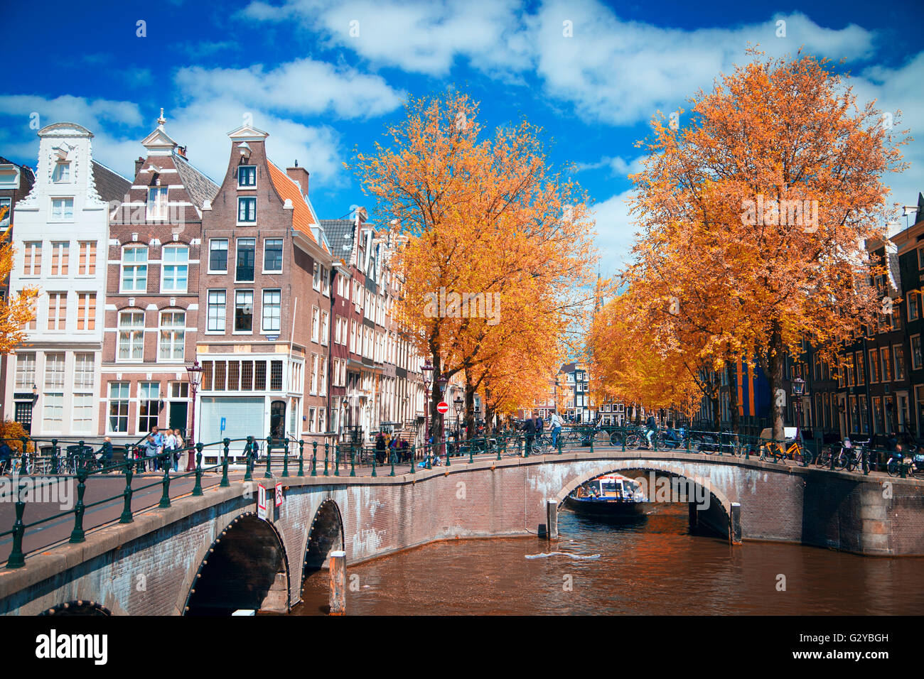 Belle capitale européenne d'Amsterdam dans l'été. anciennes rues et canaux.L'automne d'Or Banque D'Images