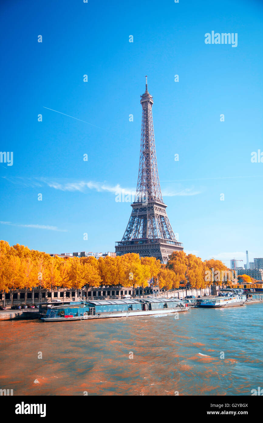 Seine à Paris avec la tour Eiffel en saison d'automne. Les voyages en Europe et en France Banque D'Images