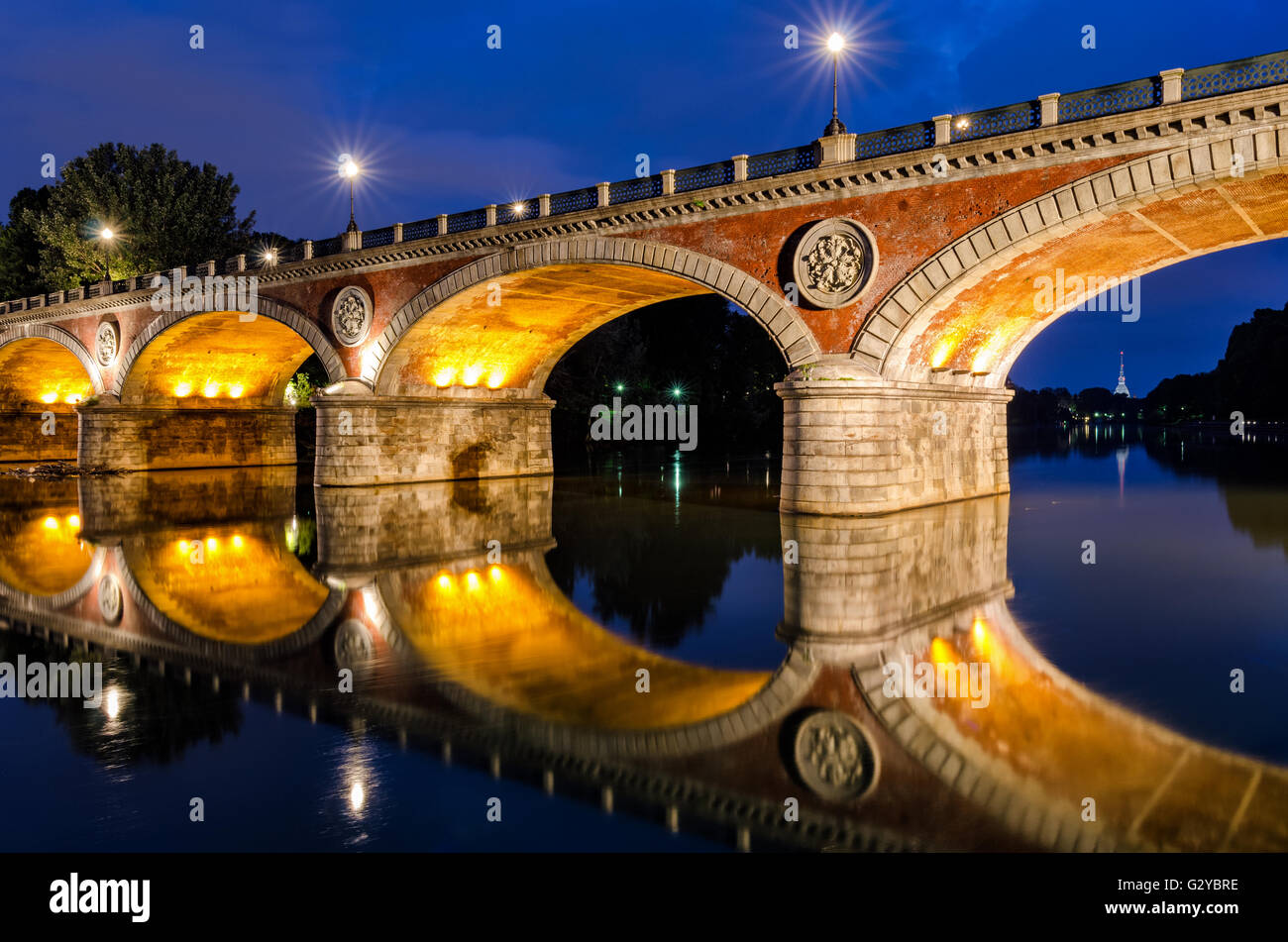 Turin (Torino) Ponte Isabella et pô à l'heure bleue avec Mole Antonelliana en arrière-plan Banque D'Images