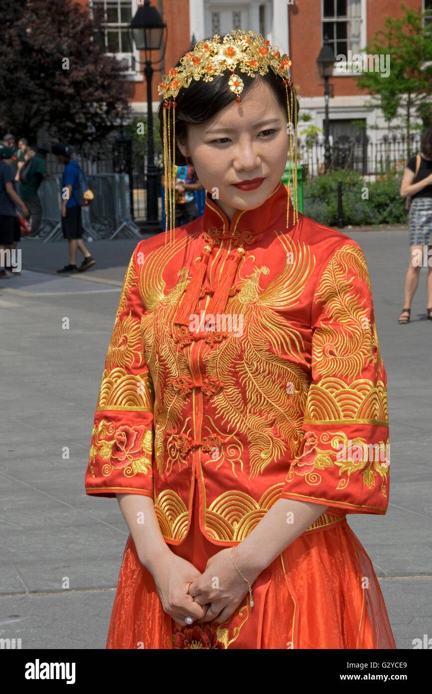 Portrait d'une belle jeune femme asiatique d'être dans une robe de mariage traditionnelle chinoise à Greenwich Village, NEW YORK Banque D'Images