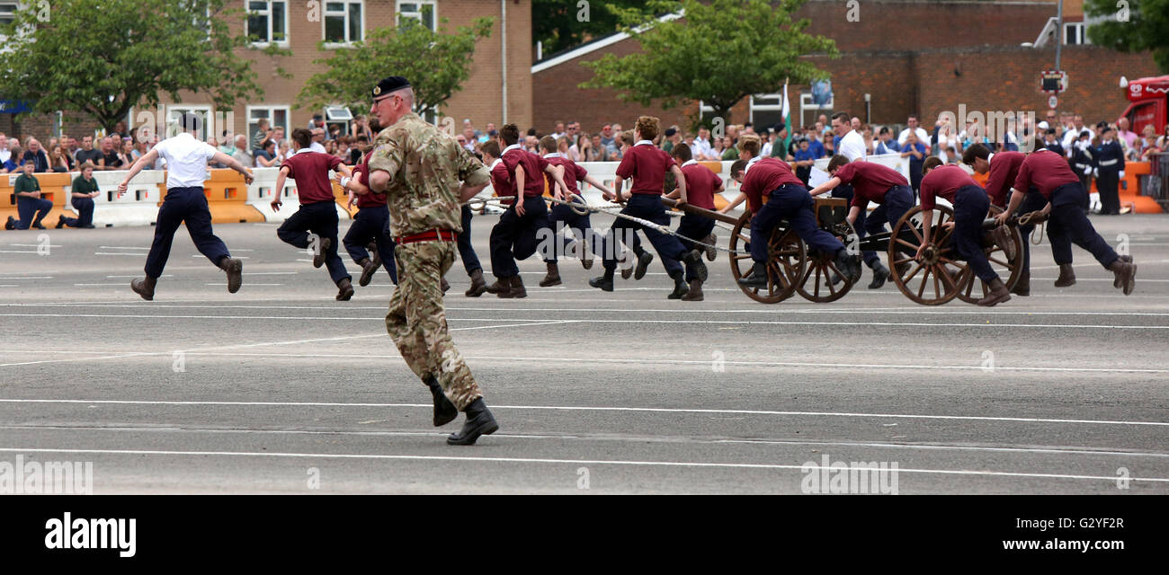 Fareham, Hampshire, Royaume-Uni. 4 juin 2016. La plus spectaculaire a eu lieu au HMS Collingwood, Fareham, Hampshire lorsque l'établissement a ouvert la voie à la journée portes ouvertes annuelle, parrainé par 8 la gestion de patrimoine avec la Royal Navy et Royal Marines la charité (RNRMC) de campagne de la concurrence. Le domaine de la concurrence des armes à feu les équipages de l'ensemble du Royaume-Uni et aussi loin qu'à Gibraltar en compétition pour le très convoité trophée Brickwoods. Le concours a été rapide et furieux et nécessaire 18-man equipes de fonctionner, démonter, remonter le feu et l'arme dans les plus brefs délais, traditionnellement en chaleurs de © Banque D'Images