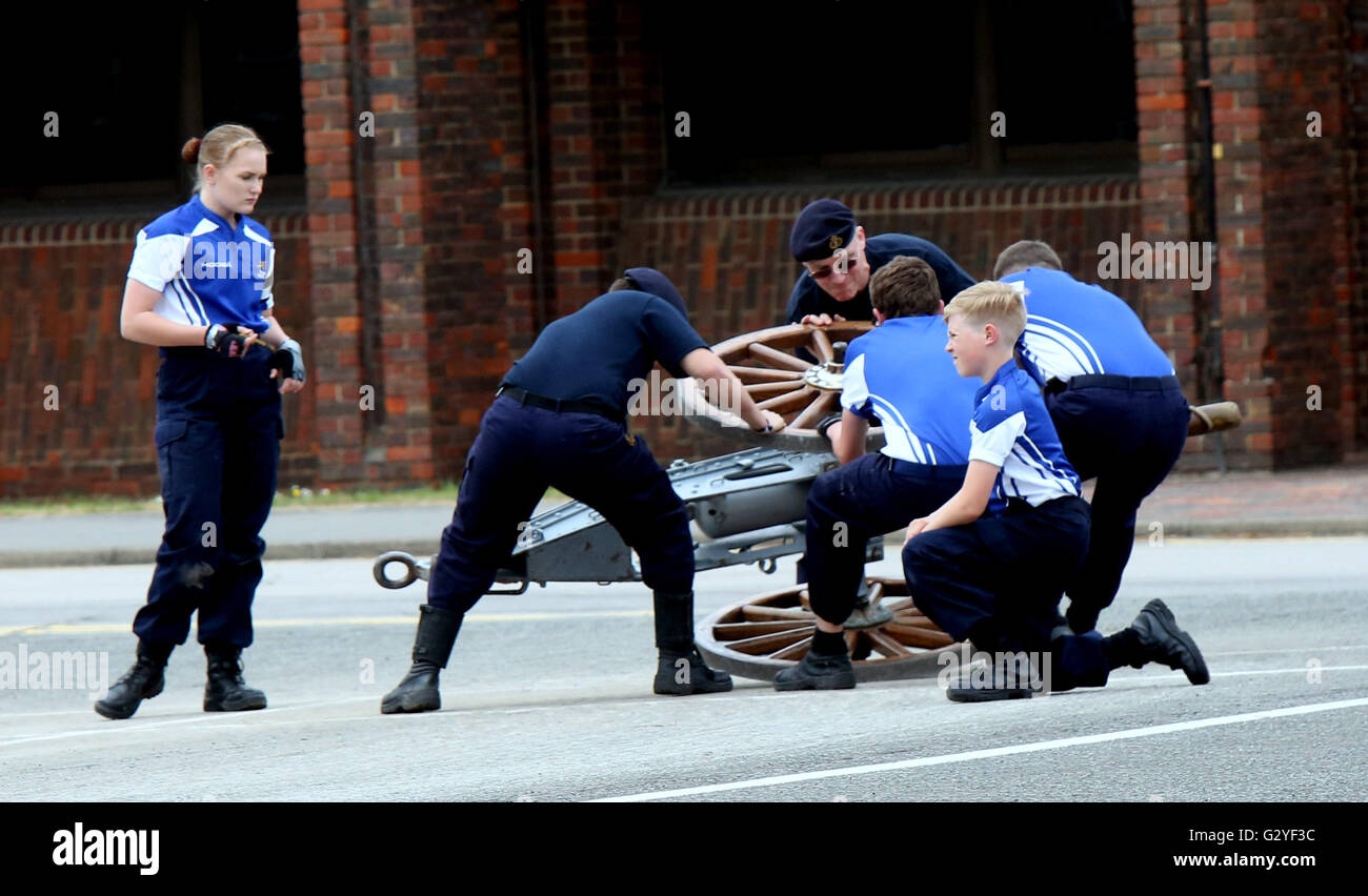 Fareham, Hampshire, Royaume-Uni. 4 juin 2016. La plus spectaculaire a eu lieu au HMS Collingwood, Fareham, Hampshire lorsque l'établissement a ouvert la voie à la journée portes ouvertes annuelle, parrainé par 8 la gestion de patrimoine avec la Royal Navy et Royal Marines la charité (RNRMC) de campagne de la concurrence. Le domaine de la concurrence des armes à feu les équipages de l'ensemble du Royaume-Uni et aussi loin qu'à Gibraltar en compétition pour le très convoité trophée Brickwoods. Le concours a été rapide et furieux et nécessaire 18-man equipes de fonctionner, démonter, remonter le feu et l'arme dans les plus brefs délais, traditionnellement en chaleurs de © Banque D'Images