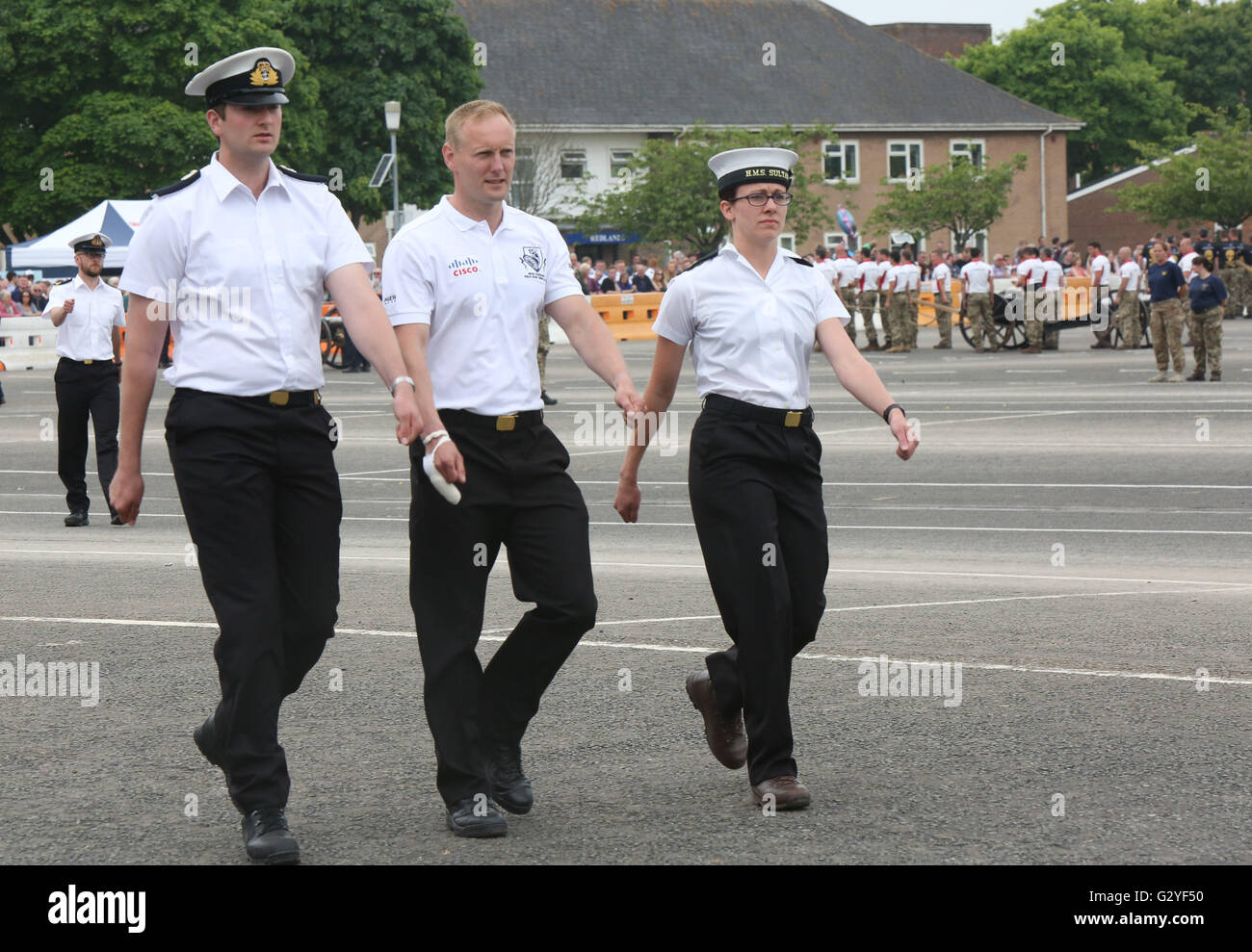 Fareham, Hampshire, Royaume-Uni. 4 juin 2016. La plus spectaculaire a eu lieu au HMS Collingwood, Fareham, Hampshire lorsque l'établissement a ouvert la voie à la journée portes ouvertes annuelle, parrainé par 8 la gestion de patrimoine avec la Royal Navy et Royal Marines la charité (RNRMC) de campagne de la concurrence. Le domaine de la concurrence des armes à feu les équipages de l'ensemble du Royaume-Uni et aussi loin qu'à Gibraltar en compétition pour le très convoité trophée Brickwoods. Le concours a été rapide et furieux et nécessaire 18-man equipes de fonctionner, démonter, remonter le feu et l'arme dans les plus brefs délais, traditionnellement en chaleurs de © Banque D'Images