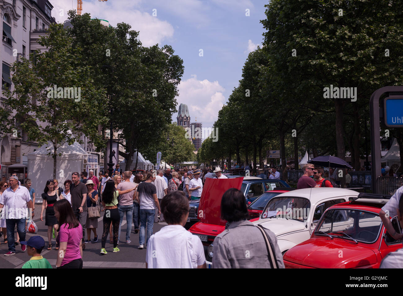 Berlin, Allemagne. 04 Juin, 2016. Il y a plus de 2000 oldtimer qui seront affichées le long de 2 kilomètre de la rue Kurfürstendamm. Entre le Oliverplatz et Joachimstaler Straße. l Il y a aussi presentationen, spectacles avec les présentateurs reconnus. Samedi 4 : 10-23h Dimanche : 10-20h Credit : Aitor Sanchez Diago/Alamy Live News Banque D'Images