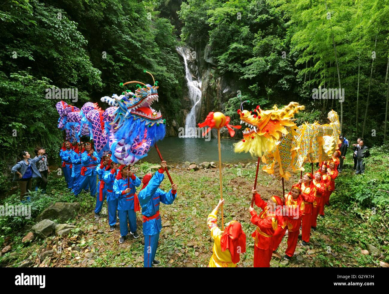 (160605) -- ANJI, le 5 juin 2016 (Xinhua) -- Les agriculteurs de répéter la danse du dragon à un endroit touristique à Anji County, Zhejiang Province de Chine orientale, le 4 juin 2016. Anji est connue pour son environnement agréable avec les plantations de bambou florissante et de nombreuses scènes du célèbre film "Crouching Tiger, Hidden Dragon' ont été tournées ici. Le comté persiste en vert, un développement sobre en carbone, et s'efforce de protéger l'environnement ainsi que de développer l'économie locale. Le 5 juin est observée comme la Journée mondiale de l'environnement chaque année, et le thème de cette année, publié par le ministère chinois de la protection de l'environnement est "l'amélioration de la qualit Banque D'Images