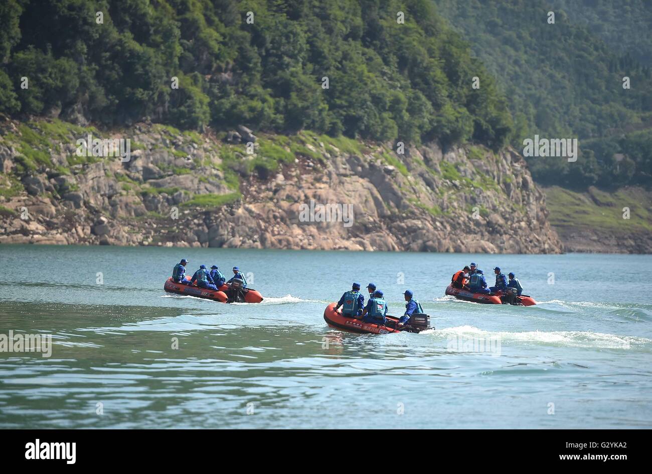Guangyuan, la province chinoise du Sichuan. 5 juin, 2016. Les sauveteurs recherche des personnes disparues dans la région de Bailong Lac de Guangyuan, dans le sud-ouest de la province chinoise du Sichuan, le 5 juin 2016. Loisirs un bateau transportant 18 personnes, a chaviré sur le lac en raison d'une forte tempête samedi après-midi. Un enfant est mort et 14 personnes sont toujours portées disparues. Credit : Xue Yubin/Xinhua/Alamy Live News Banque D'Images