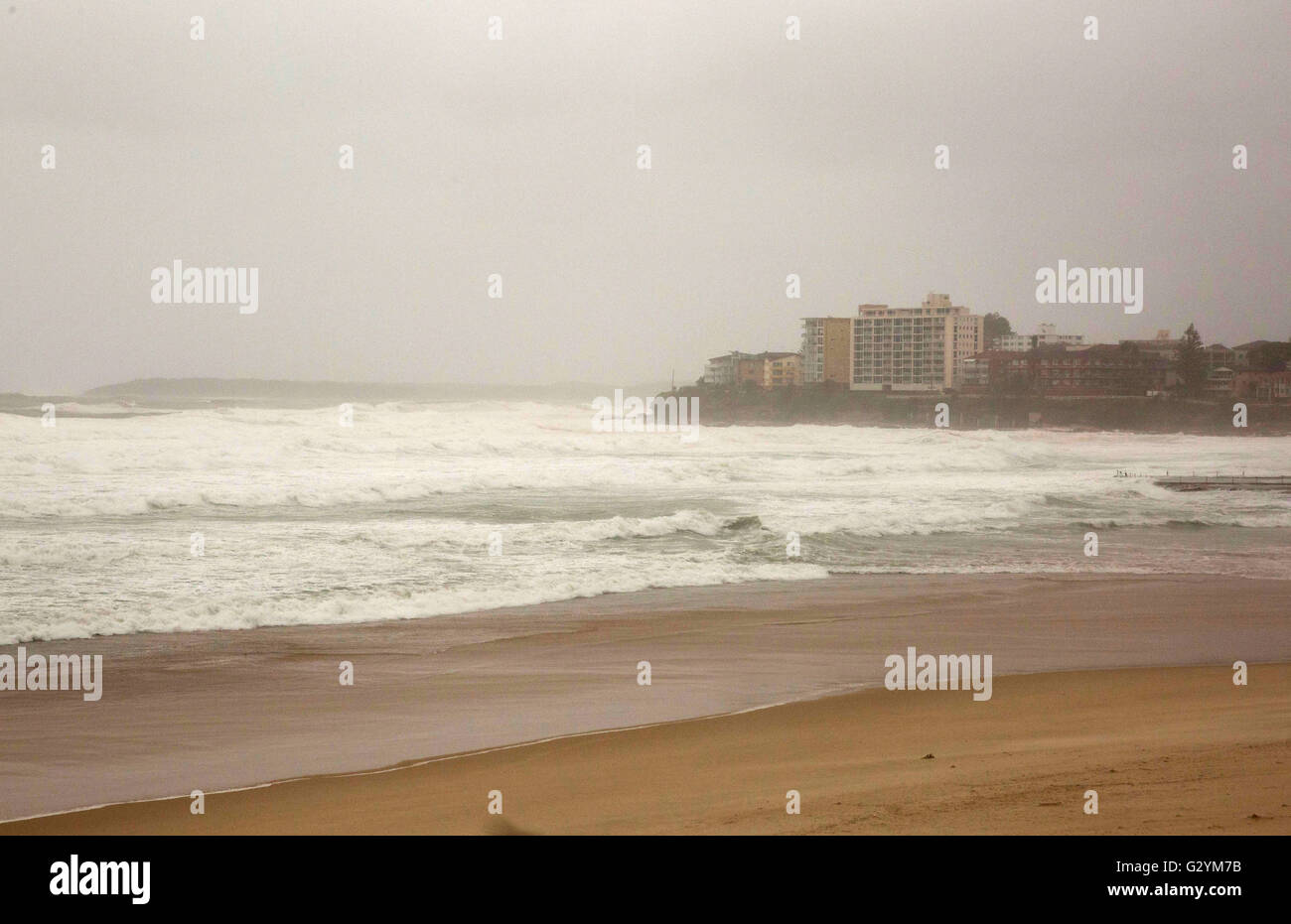 Sydney. 5 juin, 2016. Photo prise le 5 juin 2016 montre la plage de Cronulla en situation de vents destructeurs avec des précipitations en Nouvelle Galles du Sud, Australie. Des vents destructeurs en moyenne de 60 à 65 km/h avec rafales de pointe de plus de 90 km/h sont actuellement rencontrées le long de presque toute la côte des Nouvelles Galles du Sud, avec le total des précipitations allant jusqu'à 100 à 200 mm au centre et le sud de la côte. © Zhu Jingyun Business/Xinhua/Alamy Live News Banque D'Images