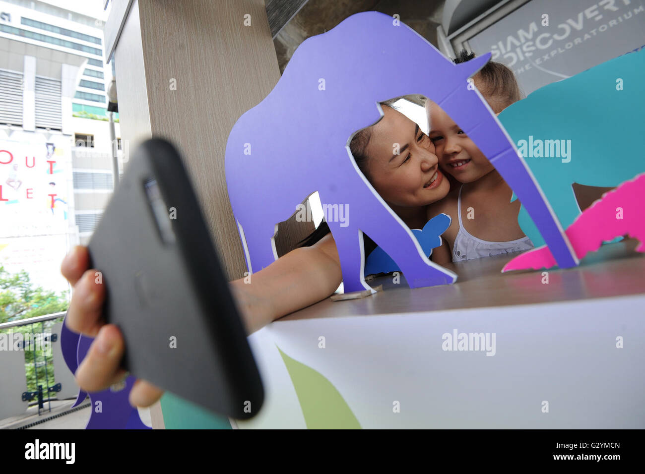 Bangkok, Thaïlande. 5 juin, 2016. Les thaïlandais prennent vos autoportraits au cours de l'événement Rendez-vous pour la vie sauvage sur la Journée mondiale de l'environnement à Bangkok, Thaïlande, le 5 juin 2016. La Journée mondiale de l'environnement sur le thème sur le commerce illégal d'espèces sauvages sous le slogan "Go Wild pour la vie". © Sageamsak Rachen/Xinhua/Alamy Live News Banque D'Images