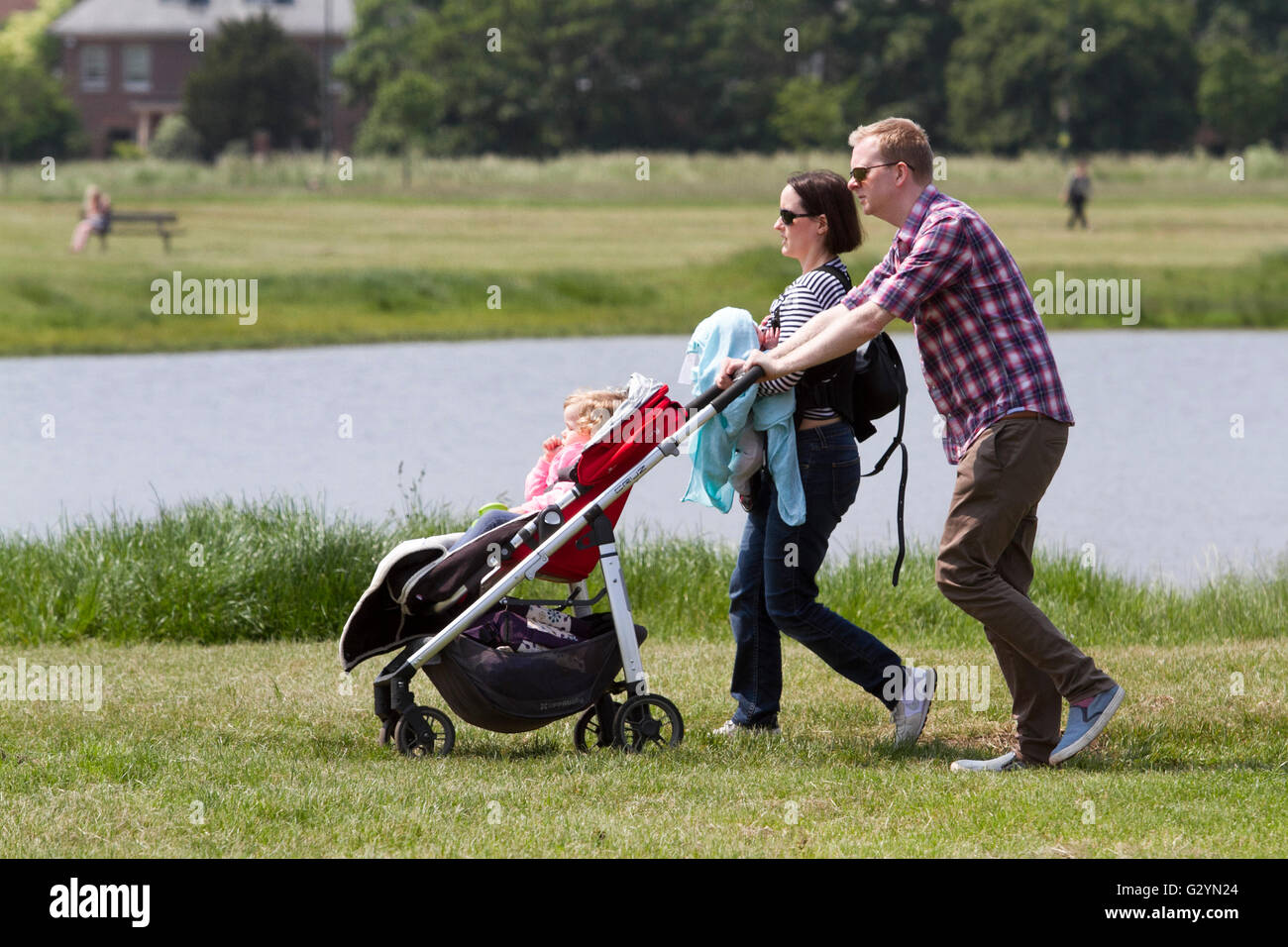 Wimbledon London,UK. 5 juin 2016. Les gens profiter du soleil et beau temps sur Wimbledon Common Crédit : amer ghazzal/Alamy Live News Banque D'Images