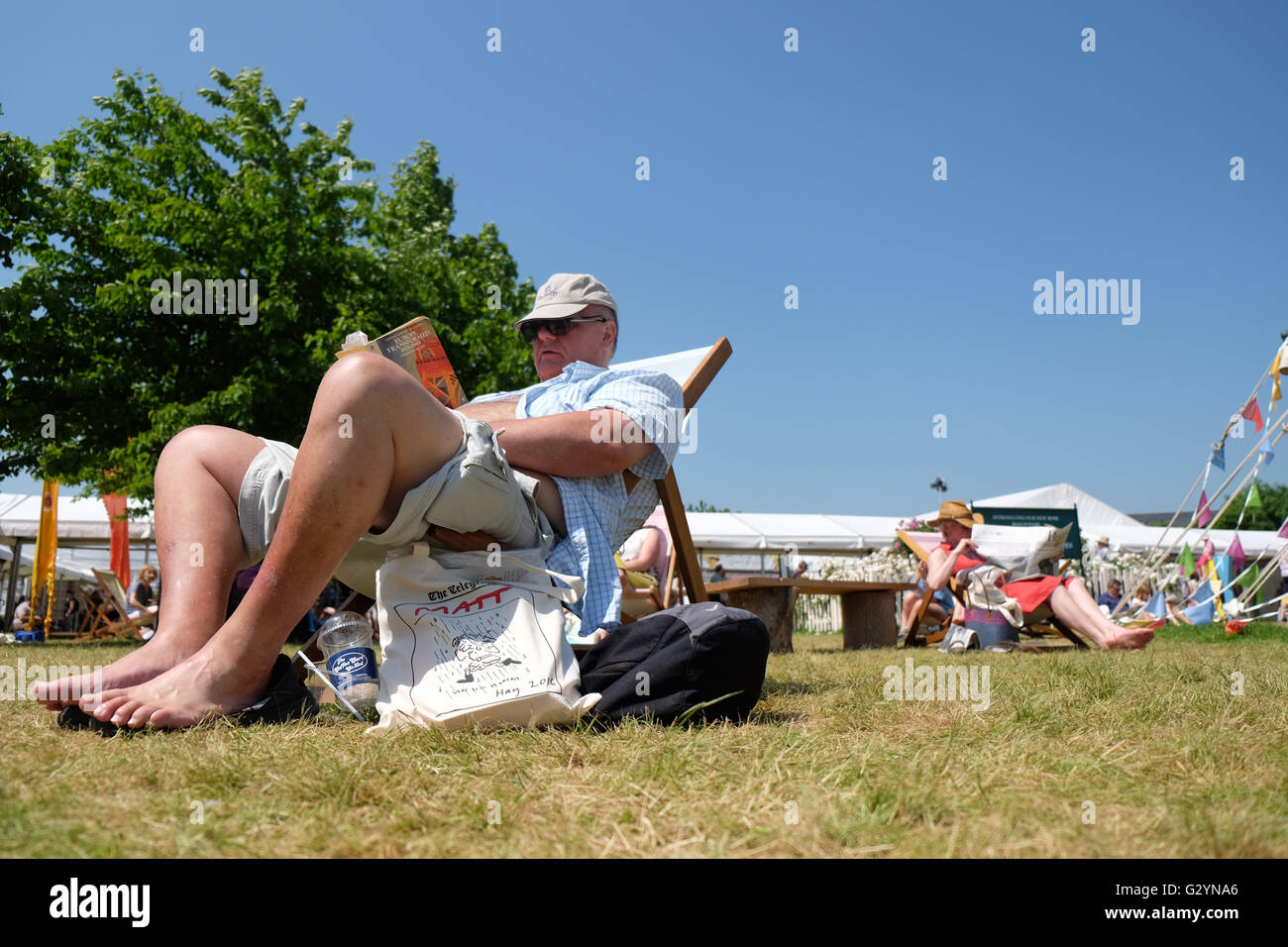 Hay Festival, Pays de Galles, Royaume-Uni - Juin 2016 - Une autre journée chaude et ensoleillée à l'Hay Festival. Un syndicat porte son chapeau de soleil sur une dernière journée très chaude au Festival du livre de foin Banque D'Images