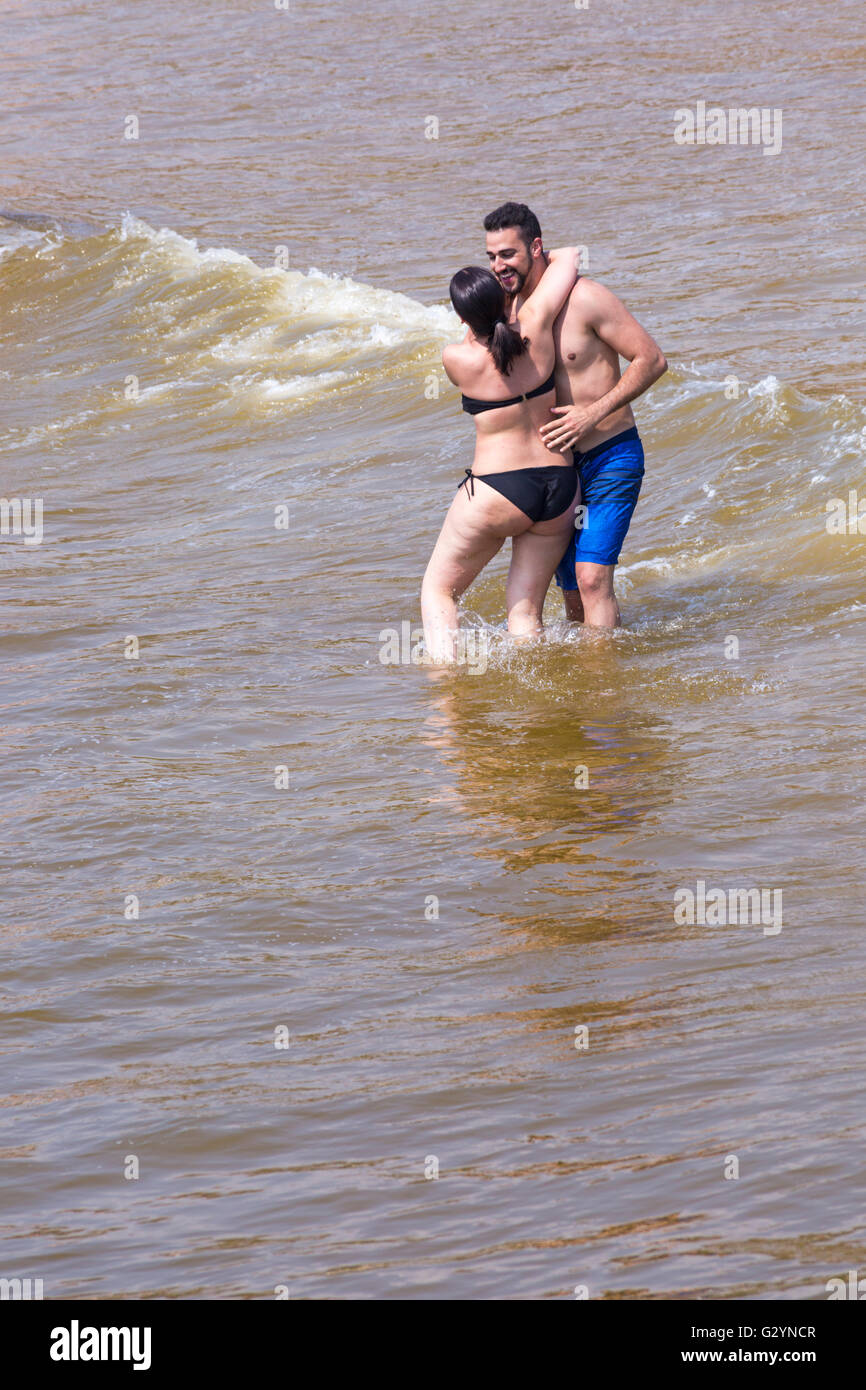 Bournemouth, Dorset, UK 5 juin 2016. Météo France : que les températures montent les foules affluent à la plage pour profiter du beau temps au bord de la mer Banque D'Images