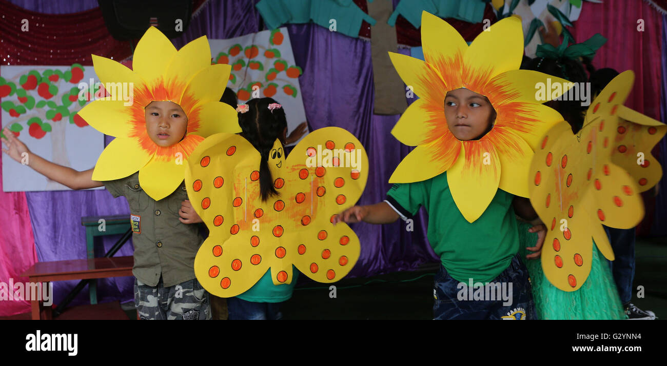 Katmandou, Népal. 5 juin, 2016. Enfants népalais en scène une performance en célébration de la Journée mondiale de l'environnement dans une école de la région de Katmandou, Népal, le 5 juin 2016. La Journée mondiale de l'environnement sur le thème sur le commerce illégal d'espèces sauvages sous le slogan "Go Wild pour la vie". © Sunil Sharma/Xinhua/Alamy Live News Banque D'Images