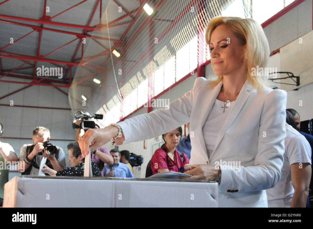 (160605) -- BUCAREST, 5 juin 2016 (Xinhua) -- Gabriela Firea, un candidat à la mairie de Bucarest, jette son vote à Bucarest, capitale de la Roumanie, le 5 juin 2016. Les élections locales sont en cours en Roumanie le 5 juin 2016, avec plus de 18 millions d'électeurs à élire les autorités de l'administration locale. Selon les statistiques publiées par le Bureau Electoral Central, un certain nombre de 18 616 bureaux de vote ont été mis en place à l'échelle nationale, tandis que plus de 267 242 sont en cours d'exécution pour le maire, conseiller général ou local. Douze candidats sont en lice pour le bureau du maire général de la capitale. (Xinhua/Lin Huifen Banque D'Images