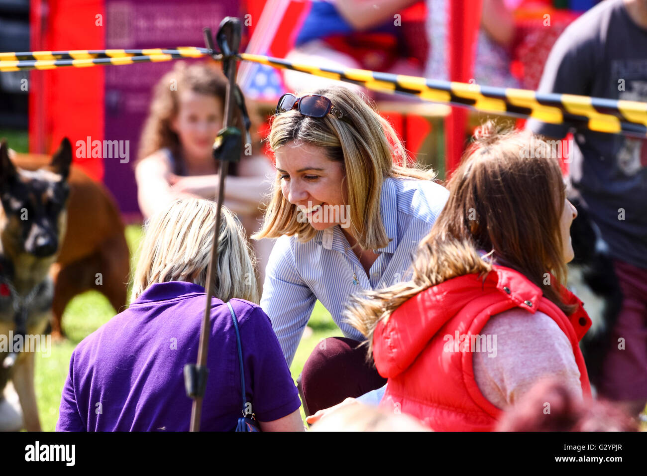 Leeds, UK. Le 05 juin, 2016. Andrea Jenkyns juger de la Morley Dartmouth park dog show, député de Morley et Outwood, Andrea Jenkyns prend le temps de son horaire chargé de juger à sa section locale dog show à Morley près de Leeds. Le MP qui avaient détrôné Ed Balls dans l'élection générale de mai 2015 brexit est la sauvegarde de l'Union européenne. Jenkyns a remporté le premier prix elle-même en 2015 à la Westminster e dog show avec ses deux mini Schnauzer appelé l'un et l'autre dame Godiva. Prise sur le 5 juin 2016 à Morley près de Leeds. Crédit : Andrew Gardner/Alamy Live News Banque D'Images
