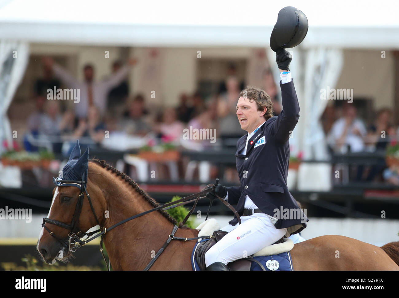 Weinsberg, Allemagne. Le 05 juin, 2016. Médaille d'Andreas Kreuzer rides le cheval comme Calvilot il célèbre remporter le championnat de saut d'Allemand à Weinsberg, Allemagne, 05 juin 2016. Photo : FRISO GENTSCH/dpa/Alamy Live News Banque D'Images