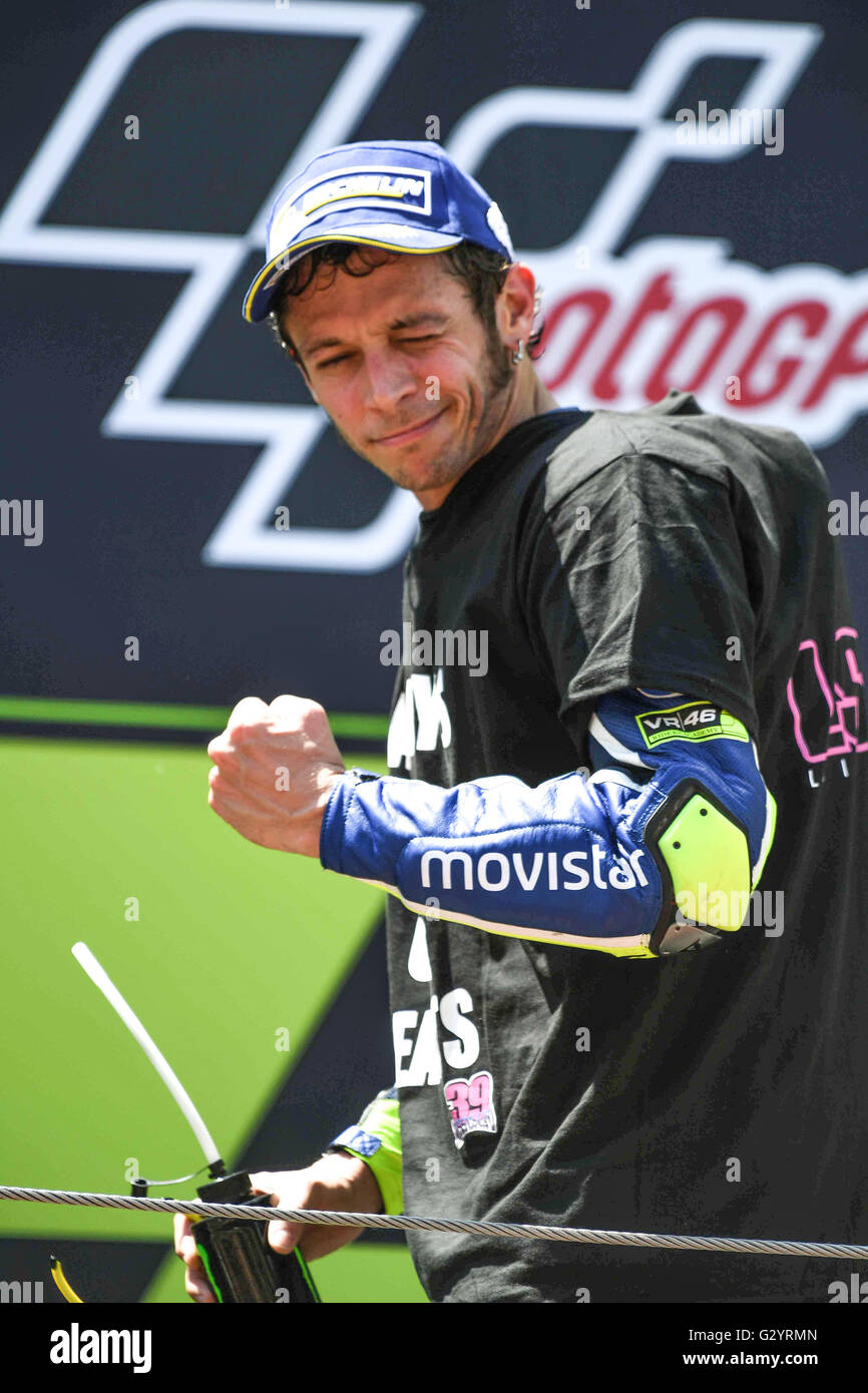 Montmelo Espagne Le 05 Juin 16 Valentino Rossi De L Italie Et Movistar Yamaha Motogp Celebre Sa Victoire A La Fin De La Course Sur Le Podium Au Cours De La Motogp De Montmelo Espagne Le 05 Juin 16 Valentino Rossi De L Italie Et Movistar Yamaha Motogp Celebre Sa Victoire A La Fin De La Course Sur Le Podium Au Cours De La Motogp De