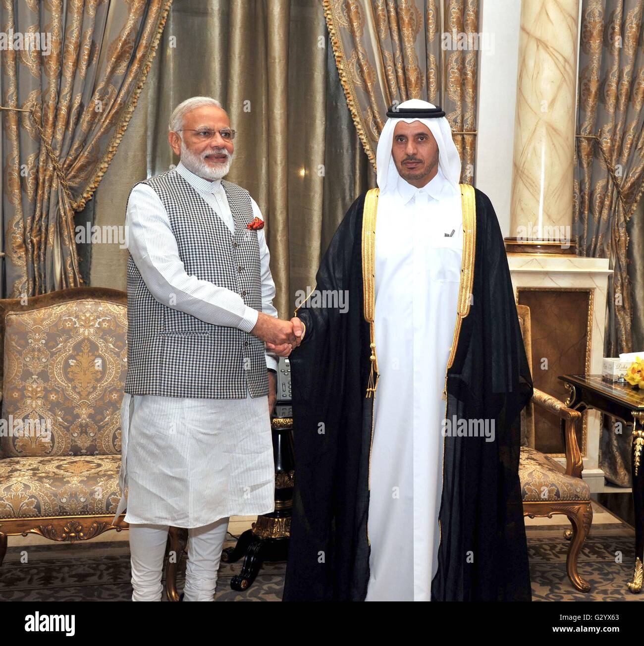 Le Qatar le premier ministre Abdullah bin Nasser bin Khalifa Al Thani, droite, accueille le Premier Ministre indien Narendra Modi avant un banquet le 4 juin 2016 à Doha, Qatar. Modi aura des entretiens avec l'Émir et l'adresse de la communauté d'affaires. Banque D'Images