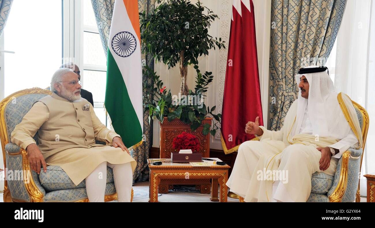 L'émir du Qatar, Cheikh Tamim Bin Hamad Al Thani, à droite, avec le Premier Ministre indien Narendra Modi lors d'une réunion bilatérale à Diwan de l'Émir, le 5 juin 2016 à Doha, Qatar. Banque D'Images