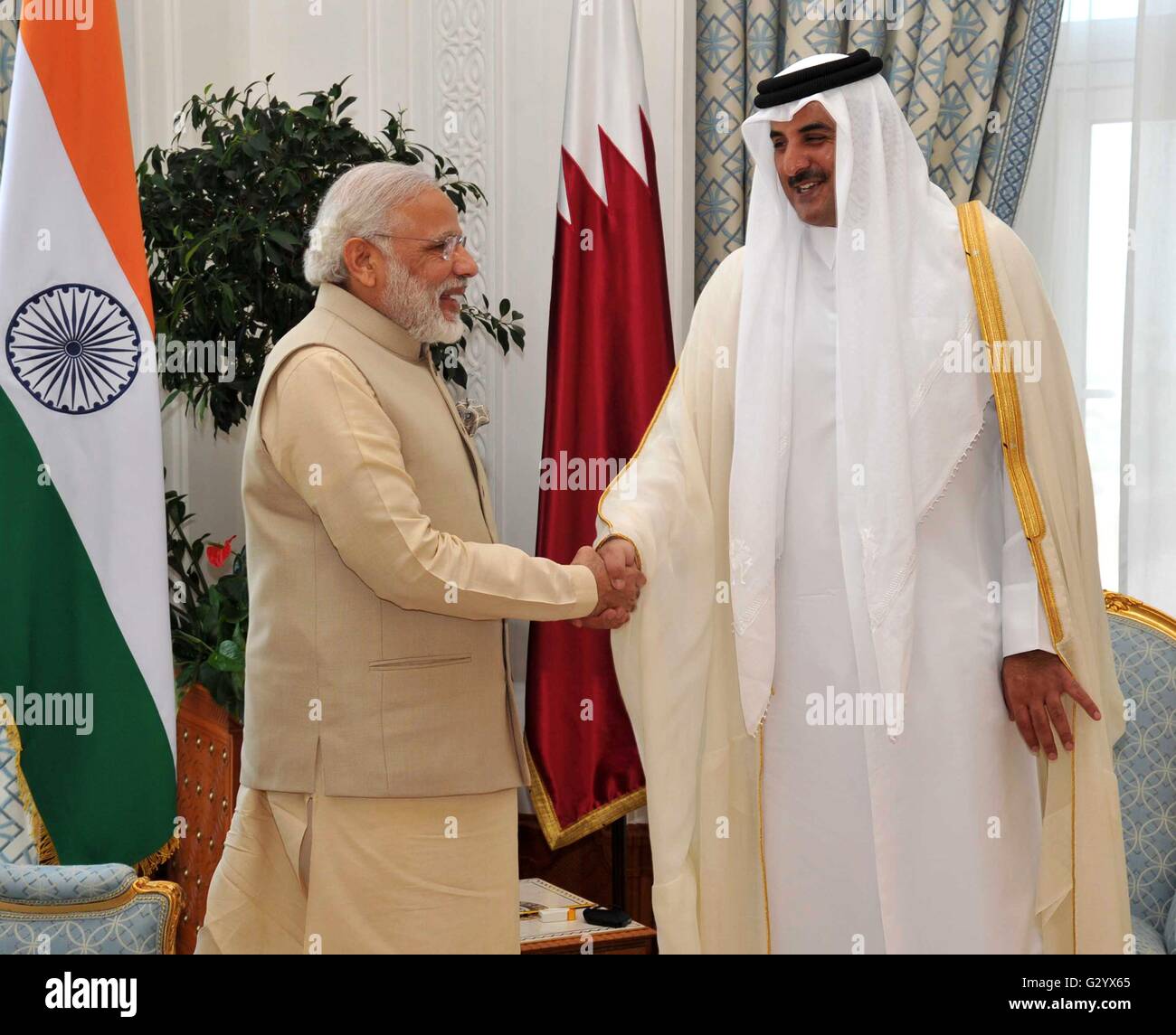 L'émir du Qatar, Cheikh Tamim Bin Hamad Al Thani, droite, accueille le Premier Ministre indien Narendra Modi avant leur réunion bilatérale à Diwan de l'Émir, le 5 juin 2016 à Doha, Qatar. Banque D'Images