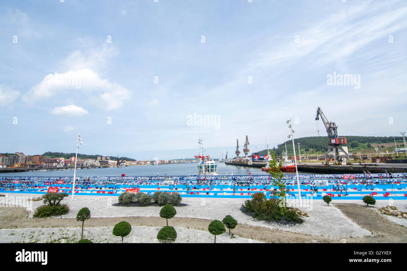 Aviles, Espagne. 5 juin, 2016. Les athlètes pendant la course de catégorie standard de 2016 aux Championnats du Monde de Duathlon de l'ITU Aviles au centre Niemeyer le 5 juin 2016 à Aviles, Espagne. Crédit : David Gato/Alamy Live News Banque D'Images