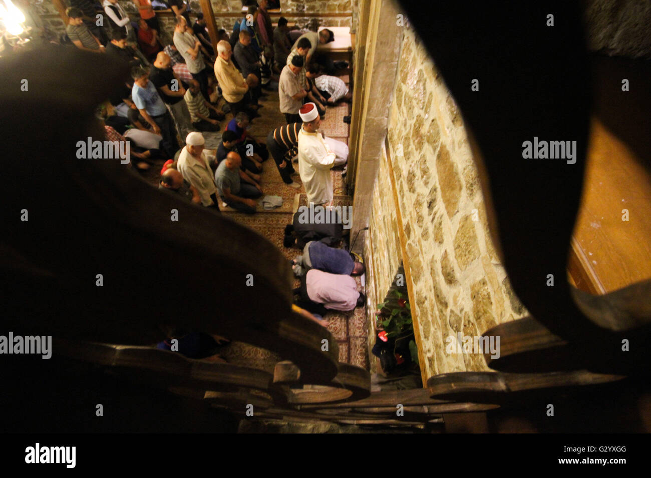 Zenica, Bosnie-et-Herzégovine. 5 juin, 2016. Les musulmans assister à la prière de tarawih Ramadan à la mosquée Sultan Ahmed à Zenica. © Armin Durgut/ZUMA/Alamy Fil Live News Banque D'Images