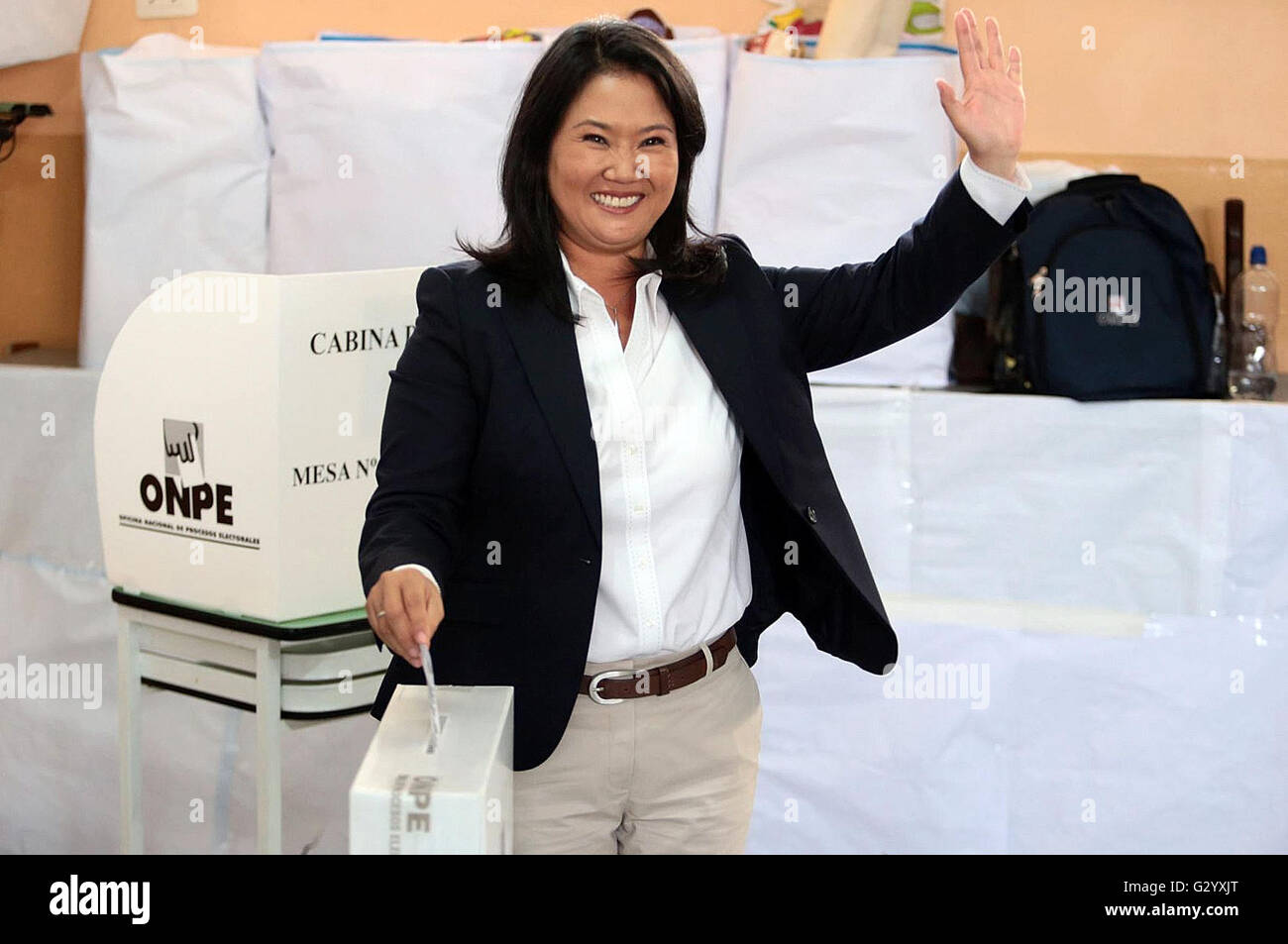 Lima, Pérou. 5 juin, 2016. Candidat à l'élection présidentielle de Keiko Fujimori la Force populaire (FP, pour son sigle en espagnol) partie jette son vote à un bureau de vote lors du deuxième tour des élections présidentielles à Lima, capitale du Pérou, le 5 juin 2016. Un total de 22 901 954 électeurs, dont 884 924 Péruviens qui vivent à l'étranger, sont admissibles à voter dimanche pour élire le nouveau président du Pérou. Crédit : Carlos Lezama/ANDINA/Xinhua/Alamy Live News Banque D'Images