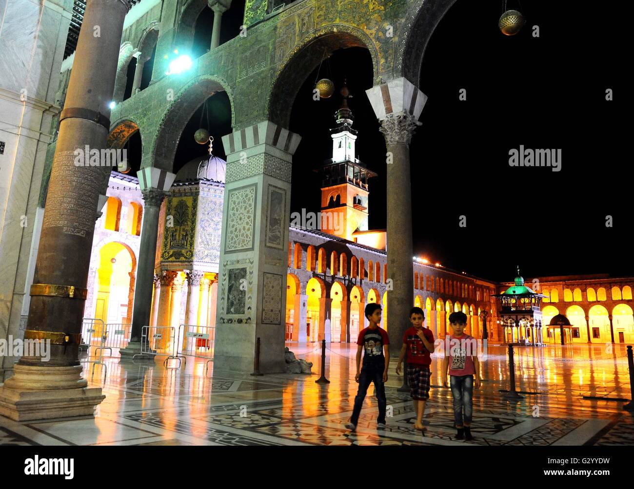 Damas, Syrie. 5 juin, 2016. République enfants marcher dans la cour de la mosquée des Omeyyades à Damas, capitale de la Syrie, le 5 juin 2016. Soirée de prières ont été effectuées dimanche soir pour marquer le début du Ramadan en Syrie. © Ammar/Xinhua/Alamy Live News Banque D'Images