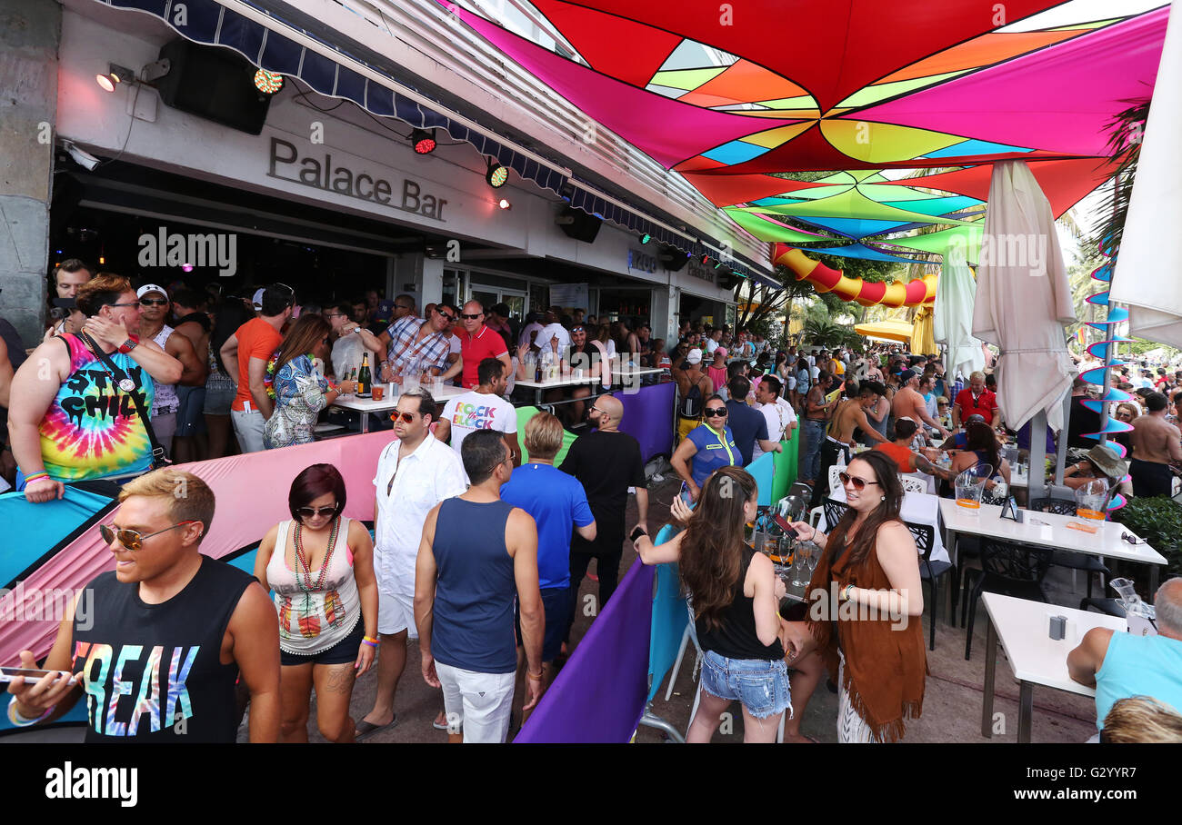 Avis de trottoir en face du célèbre show de drag lieu Palace Bar sur Ocean Drive au cours de la Gay Pride de Miami Beach. Banque D'Images