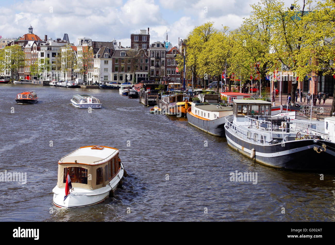 Amsterdam canal avec un bateau nommé 'Amsterdam' dans l'avant, 2016 Banque D'Images