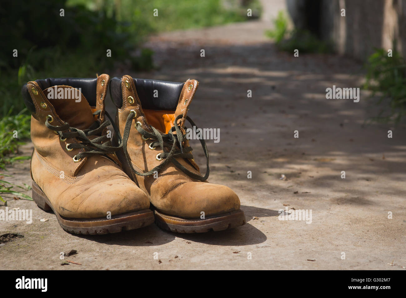 Chaussures en cuir avec lacets couleur lumière sombre Photo Stock - Alamy