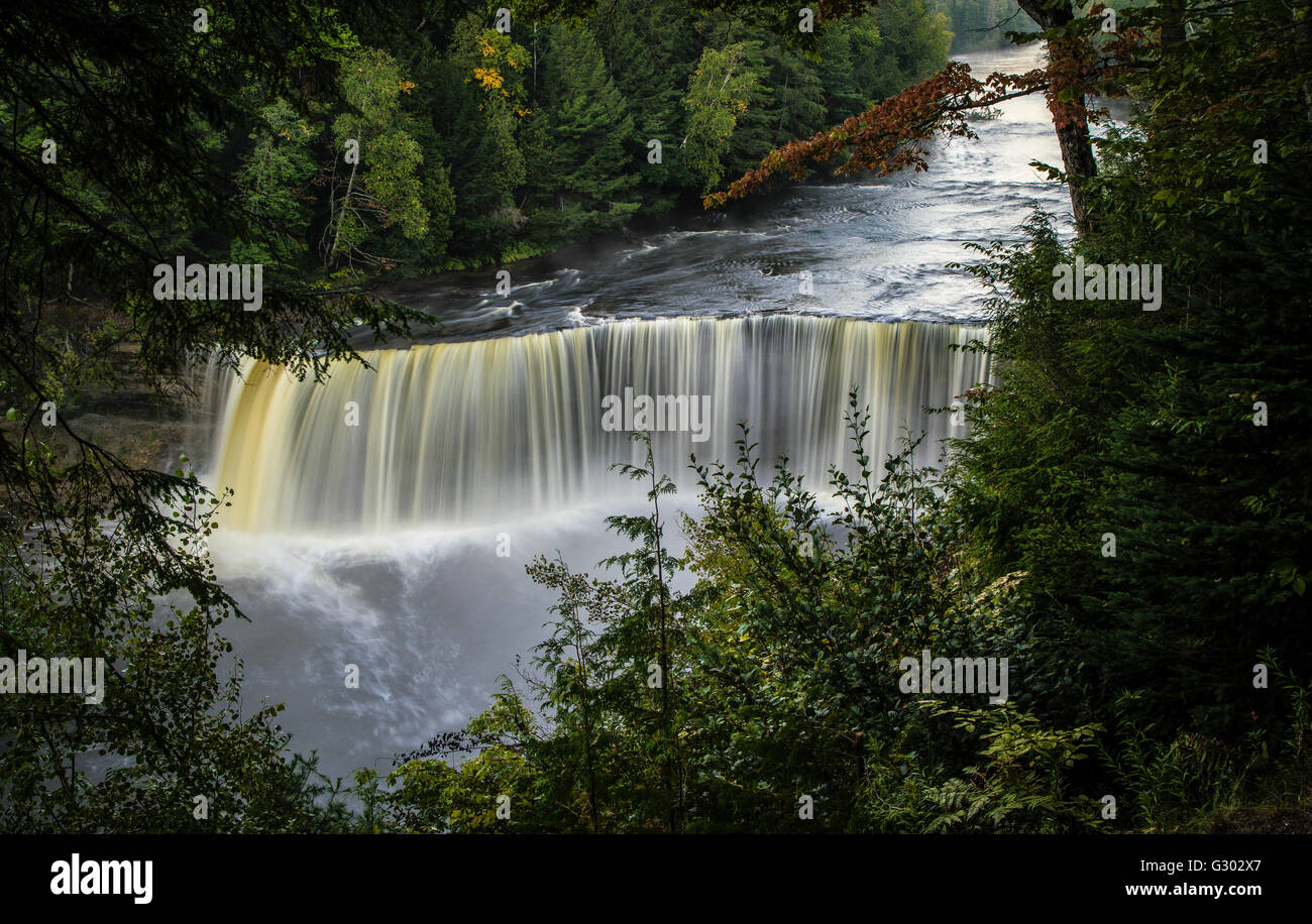 Tahquamenon Falls. Les chutes supérieures à Tahquamenon State Park est la plus grande cascade du Michigan. Paradise, au Michigan. Banque D'Images
