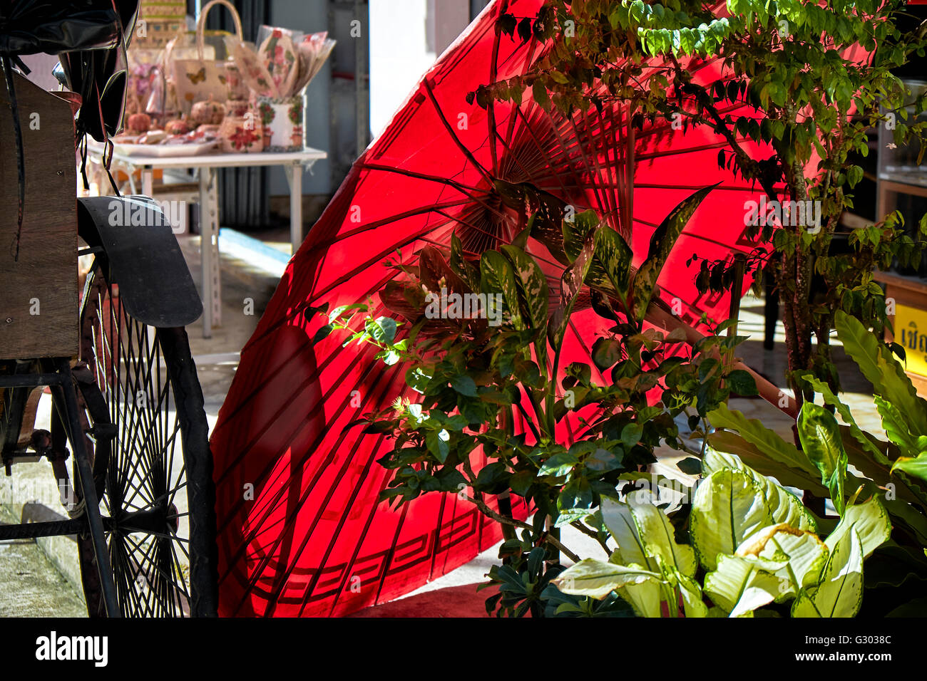 Scène de rue en Thaïlande Chinatown avec parapluie rouge Banque D'Images