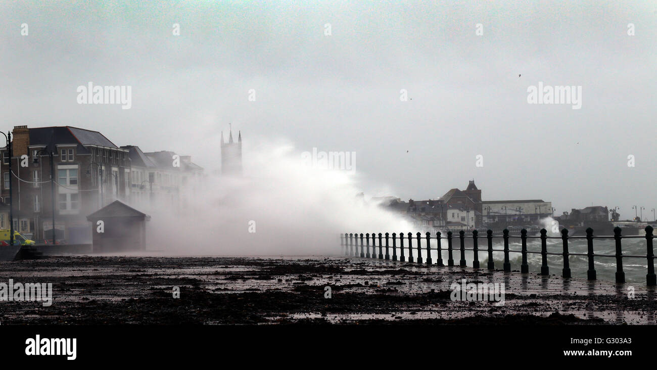 Vagues de tempête sur la Promenade de Penzance, Cornwall, England, UK. Banque D'Images